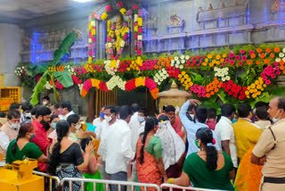 Heavy Rush at Yadadri Temple: యాదాద్రి ఆలయానికి పోటెత్తిన భక్తజనం