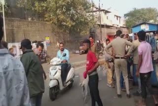 Attack On The Municipal Team Surat: દબાણો દૂર કરવા ગયેલી દબાણખાતાની ટીમ પર હુમલો, એક કર્મચારી ઘાયલ