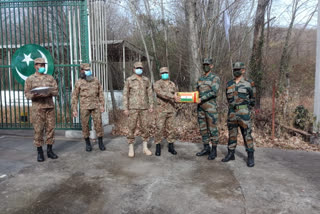 India Pak Army exchanged sweets on New Year  indian army celebrates new year  pak army celebrates new year  മധുരം പങ്കുവച്ച് ഇന്ത്യ പാക് സൈന്യങ്ങൾ  പുതുവർഷം ആഘോഷിച്ച് ഇന്ത്യൻ സൈന്യം  പുതുവർഷം ആഘോഷിച്ച് പാക് സൈന്യം