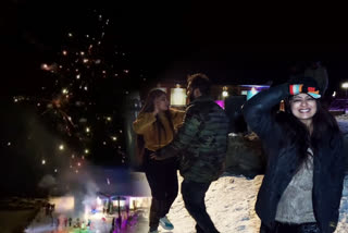 tourists-enjoying-new-year-celebration-party-in-sonamag-kashmir