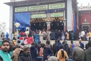 मंदिर में नये साल पर श्रद्धालुओं की भीड़