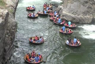 Dharmapuri hoganakkal tourist spot  new year leave tourist crowd in hoganakkal  ஒகேனக்கல்லில் ஆங்கில புத்தாண்டு கொண்டாட்டம்  ஒகேனக்கல்லில் பரிசலில் சென்று ஐந்தருவி பகுதியில் குளித்தும்