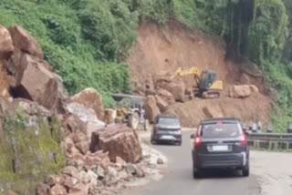 Coonoor mettupalayam highway road damaged  road repair is slow at cunnor  நீலகிரி மாவட்டத்தில் பல இடங்களில் மண்சரிவு  குன்னூர் மேட்டுப்பாளையம் தேசிய நெடுஞ்சாலையில் பாறைகள் உருண்டு வாகனங்கள் மீது விழும் அபாயம்