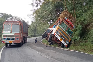 திம்பம் மலைப்பாதையில் கரும்பு லாரி கவிழ்ந்து விபத்து  நல்வாய்ப்பாக உயிர்தப்பிய ஓட்டுநர்  Sathyamangalam thimbam sugar cane load lorry met accident  Heavy load cause for Thimbam lorry abset  Lorry driver escapes