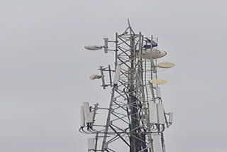 Karur 40 year old man new year different wish  a man climbed in cell tower at karur  Police warning that man at karur  கரூரில் புத்தாண்டு தினத்தில் விபரீத ஆசையை நிறைவேற்றிய இளைஞர்  கரூரை உயரத்திலிருந்து பார்க்க ஆசை  100 அடி உயரமுள்ள செல்போன் கோபுரத்தின் மீது ஏறினார்