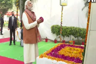 PM pays floral tributes at Mangal Pandey's statue in Meerut