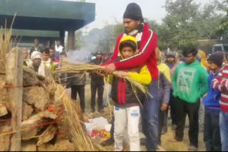 गार्ड ऑफ ऑनर के साथ हुआ सीआरपीएफ जवान का अंतिम संस्कार, पत्नी ने की सीबीआई जांच की मांग