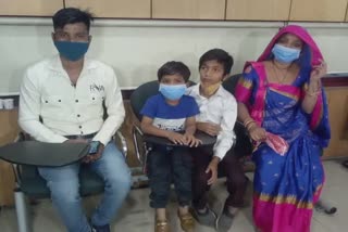 Rajkot Vaccination Drive: બાળકો ભણાવા હોય તો પહેલા પોતે વેક્સિન મૂકાવો..