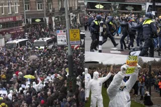 Police scuffle with protesters at Amsterdam protest