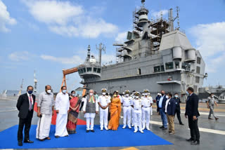 Venkaiah Naidu pats Indian Navy, checks out Indigenous Aircraft Carrier INS Vikrant  Venkaiah Naidu lauds it as shining example of self reliant India  he expressed satisfaction and appreciated the efforts of the Indian Navy and Cochin Shipyard  ഐഎന്‍എസ്‌ വിക്രാന്തിന്‍റെ നിര്‍മ്മാണ പുരോഗതി ഉപരാഷ്ട്രപതി വിലയിരുത്തി  എം വെങ്കയ്യ നായിഡു ഐഎന്‍എസ്‌ വിക്രാന്തിന്‍റെ നിര്‍മ്മാണ പുരോഗതി വിലയിരുത്തി