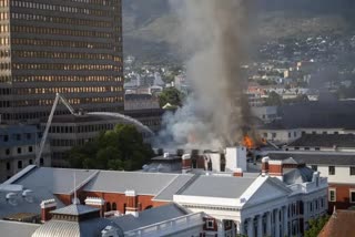 தென்னாப்பிரிக்கா நாடாளுமன்றத்தில் தீ விபத்து, South Africa Parliament severely damaged by fire