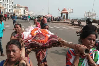 Daughters Perform Last Rites of Mother