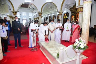 Father Chavara Kuriakos Elias grave at Kottyam  President laid flowers at Chavara Kuriakos Elias grave  ചാവറയച്ചന്‍റെ കബറിടത്തില്‍ പൂക്കളര്‍പ്പിച്ച് ഉപരാഷ്ട്രപതി  വി.ചാവറ കുര്യാക്കോസ് ഏലിയാസച്ചനെ അനുസ്മരിച്ചു