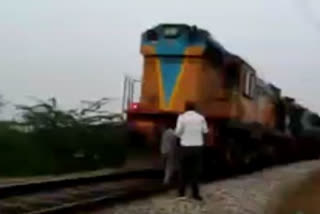 train decouples in AP  Train engine decouples from bogies  ട്രെയിനിന്‍റെ എഞ്ചിനില്‍ നിന്നും കോച്ചുകള്‍ വേര്‍പ്പെട്ടു