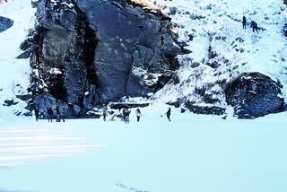 Tourists visiting serolsar lake