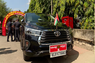 Kerala CM s official vehicle changed to black Innova Crysta  Kerala CM uses Innova Crysta  മുഖ്യമന്ത്രി പിണറായി വിജയന്‍ ഓദ്യോഗിക വാഹനം മാറ്റി  മുഖ്യമന്ത്രിയുടെ വാഹനം കറുത്ത ഇന്നോവ ക്രിസ്‌റ്റ