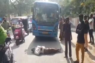 Rajkot Old Man Protest: રાજકોટમાં રસ્તા વચ્ચે સૂઈને વૃદ્ધનો અનોખો વિરોધ