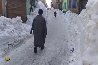 وادی کشمیر میں برف باری، کئی پروازیں منسوخ، اورینج الرٹ جاری