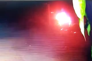 पुलिस जिप्सी पर हाईवा पलटने के बाद लगी आग