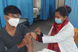 Vaccination For Age Group of 15-18 Held In Meerut: میرٹھ میں 15-18 برس کے لیے ویکسینیشن شروع