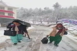 Watch students getting corona vaccine in Kullu during snowfall