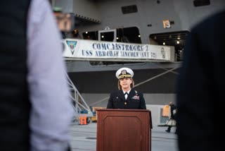 navy-captain-becomes-1st-woman-to-command-us-nuclear-carrier