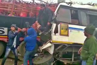 horrific road accident in jharkhand  road accident in jharkhand  many people died and injured in Jharkhand accident  ಜಾರ್ಖಂಡ್​ನಲ್ಲಿ ಭೀಕರ ರಸ್ತೆ ಅಪಘಾತ  ಜಾರ್ಖಂಡ್​ನ ಭೀಕರ ರಸ್ತೆ ಅಪಘಾತದಲ್ಲಿ ಸಾವು ನೋವು  ಪಾಕುರ್​ನಲ್ಲಿ ಟ್ರಕ್​ ಮತ್ತು ಬಸ್​ ಮಧ್ಯೆ ಮುಖಾಮುಖಿ ಡಿಕ್ಕಿ