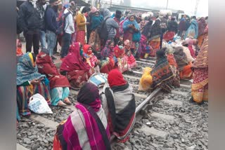 Rail block in Thakurnagar Station