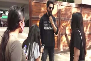 kartik aaryan meets girls screaming his name