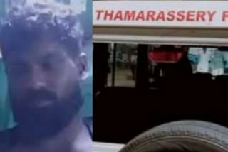 man attack police in kozhikode  drunkard attack cop in kerala  man vandalize police vehicle in thamarassery  മദ്യലഹരി യുവാവ് അതിക്രമം  താമരശ്ശേരി പൊലീസ് ആക്രമണം  ബാറില്‍ യുവാവിന്‍റെ അതിക്രമം