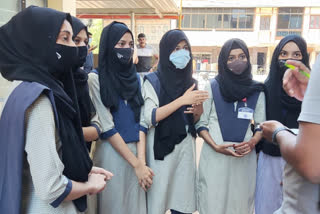 Controversy Over Hijab Ban For Muslim Girls: کرناٹک کالج میں حجاب پر پابندی معاملے میں طالبات نے دستوری حقوق کا مطالبہ کیا