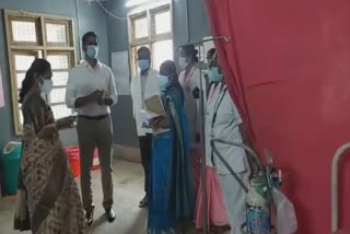 பாதுகாப்பு உடை இன்றி கரோனா நோயாளிகளிடம் குறைகளை கேட்டறிந்த மாவட்ட ஆட்சியர்