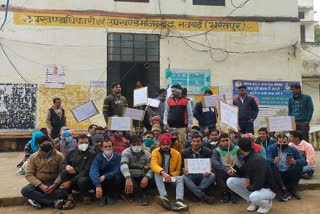Protest of Covid health assistants in Bharatpur
