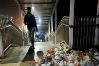 garbage-piled-up-on-munirka-foot-over-bridge-who-will-sweep-here