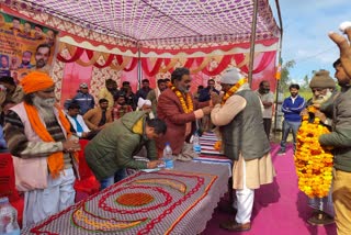 swami-yatheeswaranand-laid-the-foundation-stone-of-roads-in-laldhang-area