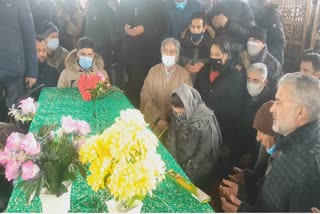 mehbooba-pays-tributes-at-fathers-grave-on-his-death-anniversary
