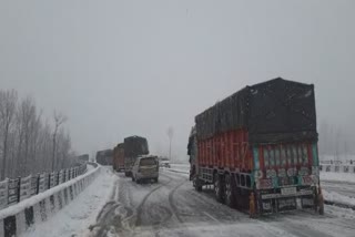HIGHWAYS CLOSED AS SNOWFALL CONTINUES IN KASHMIR