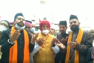 Prayer for Modi at Dargah