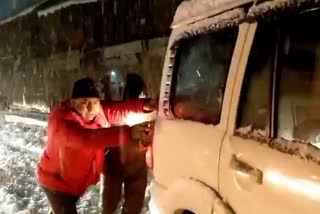 Vehicles Stranded on Srinagar - Jammu Highway:درجنوں مسافر و مال بردار گاڑیاں درماندہ، راحت و بچاؤ کارروائی جاری