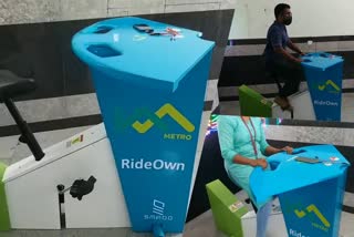 kochi metro charging kiosk ride own  kochi metro charging setup  kochi metro workout setup  ചാർജ് ചെയ്യാൻ നൂതന വിദ്യയുമായി കൊച്ചി മെട്രോ  കൊച്ചി മെട്രോ റൈഡ് ഓൺ ചാർജിങ് കിയോസ്‌ക്  സ്‌മാഡോ ലാബ് പ്രൈവറ്റ് ലിമിറ്റഡ് കൊച്ചി മെട്രോ