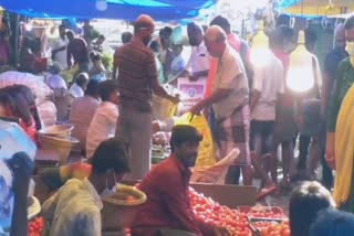 people-rushes-in-trichy-gandhi-market-because-of-sunday-curfew