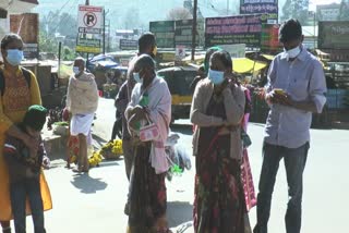 tourists-visit-udhaya-botanical-garden