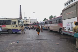 Corona In Gujarat: રાજ્ય સરકારની SOP છતાં લોકો બેદરકાર, ST બસ સ્ટેન્ડ પર ભારે ભીડ