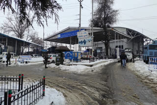 flights cancelled at srinagar international airport  snowfall flights cancelled  heavy snowfall in kashmir  കശ്‌മീര്‍ മഞ്ഞുവീഴ്‌ച  ശ്രീനഗര്‍ ഫ്ലൈറ്റ് റദ്ദാക്കി  ശ്രീനഗർ അന്താരാഷ്ട്ര വിമാനത്താവളം ഫ്ലൈറ്റ് റദ്ദാക്കി