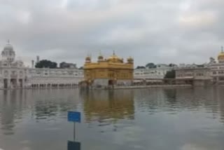 ਪ੍ਰਕਾਸ਼ ਪੁਰਬ ਮੌਕੇ ਸੱਚਖੰਡ ਸ੍ਰੀ ਹਰਿਮੰਦਰ ਸਾਹਿਬ ਵਿਖੇ ਨਤਮਸਤਕ ਹੁੰਦੇ ਹੋਏ ਸ਼ਰਧਾਲੂ