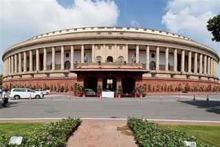 402 Parliament staff test Covid positive  Delhi covid  india covid  പാർലമെന്‍റ് ജീവനക്കാർക്ക് കൊവിഡ്  ഡൽഹി കൊവിഡ്  ഇന്ത്യയിൽ കൊവിഡ് വ്യാപനം  രാജ്യതലസ്ഥാനത്ത് പിടിമുറിക്കി കൊവിഡ്  ഇന്ത്യയിൽ ഒമിക്രോണ്‍