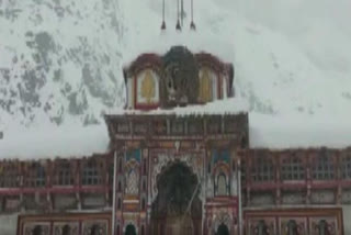 Watch heavy snowfall in Badrinath and Gangotri dham