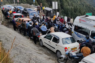 SNOWFALL IN MUSSOORIE AND DHANULTI