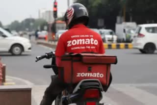 zomato delivery guy killed  drunk police hits bike  Delhi Accident death  drun and drive accident  മദ്യ ലഹരിയില്‍ പൊലീസുകാരന്‍ കാര്‍ ഇടിച്ചു കയറ്റി  സൊമാറ്റോ ജീവനക്കാരന്‍ കൊല്ലപ്പെട്ടു  ഡല്‍ഹി അപകട മരണം  crime news delhi