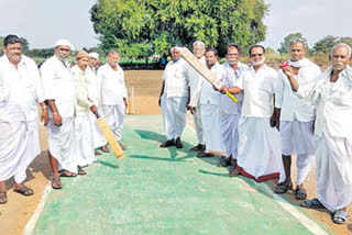 Farmers Cricket: పంటపొలాన్నే కాదు.. మైదానాన్నీ దున్నేస్తారు.!